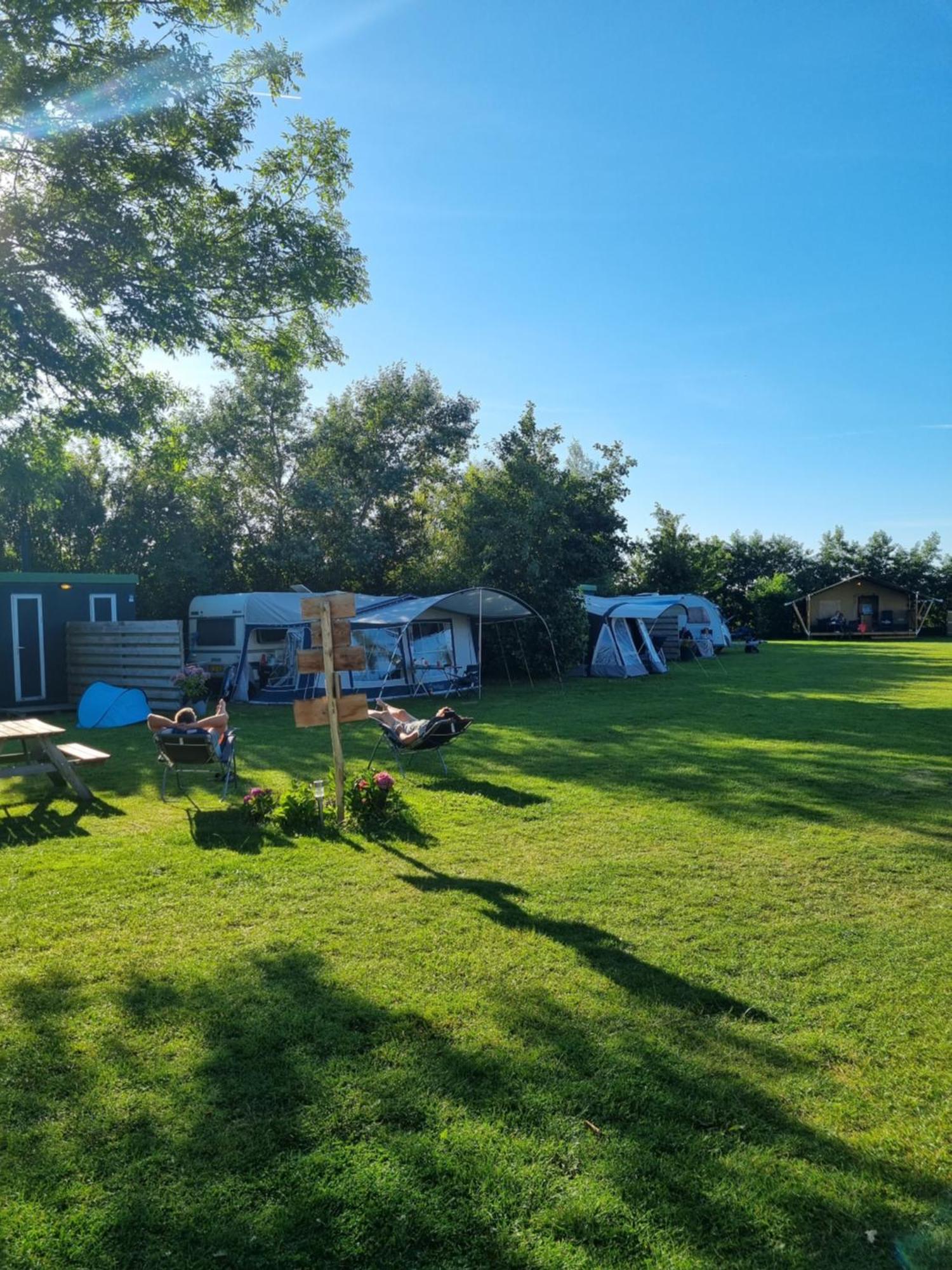 Camping De Tulpenweide Lege Kampeerplaats, Lege Plaats Op Het Gras Zonder Bed Breezand Extérieur photo