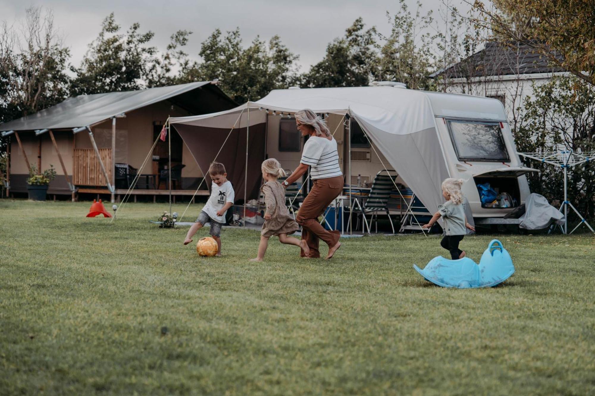 Camping De Tulpenweide Lege Kampeerplaats, Lege Plaats Op Het Gras Zonder Bed Breezand Extérieur photo