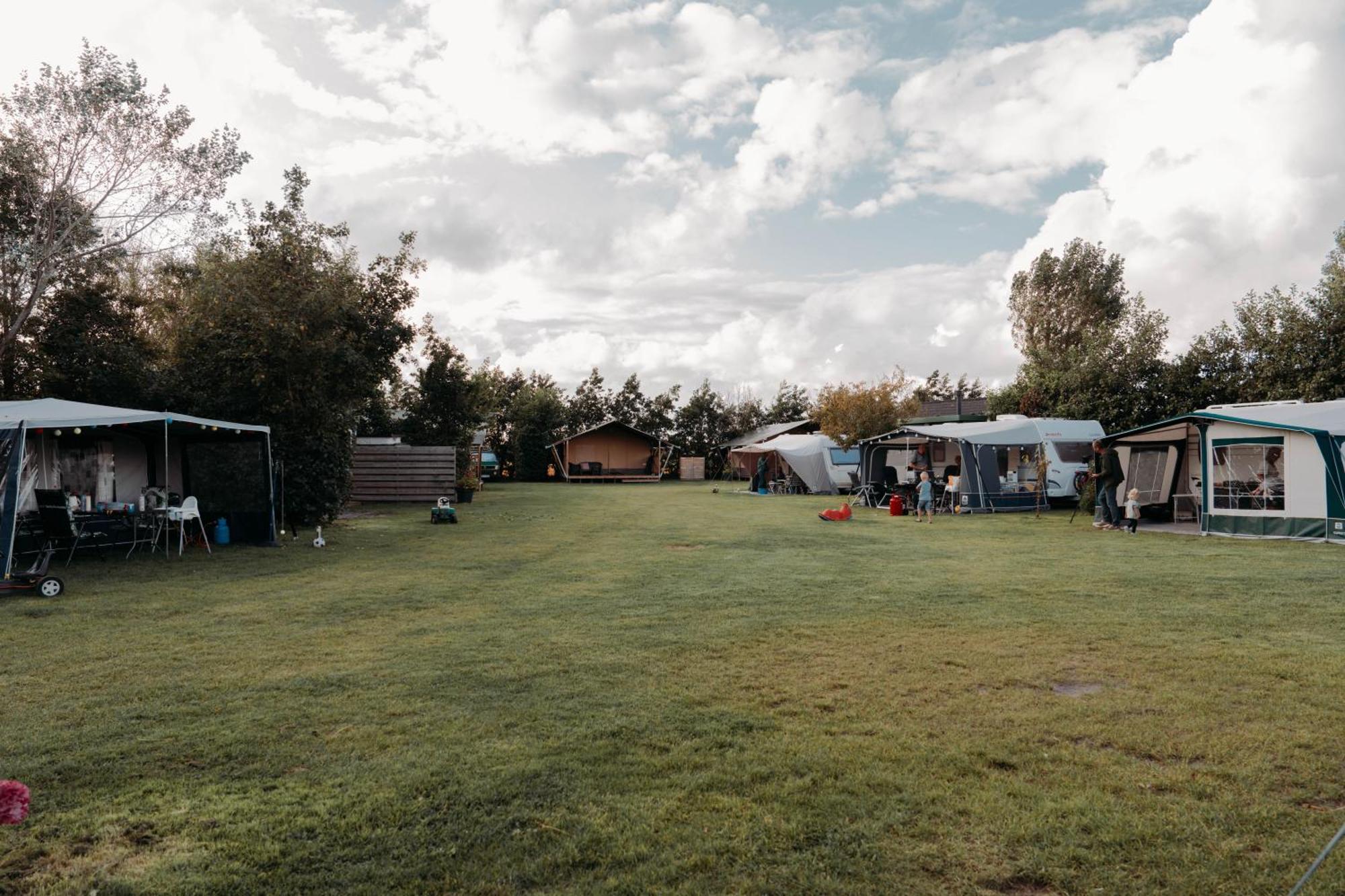 Camping De Tulpenweide Lege Kampeerplaats, Lege Plaats Op Het Gras Zonder Bed Breezand Extérieur photo