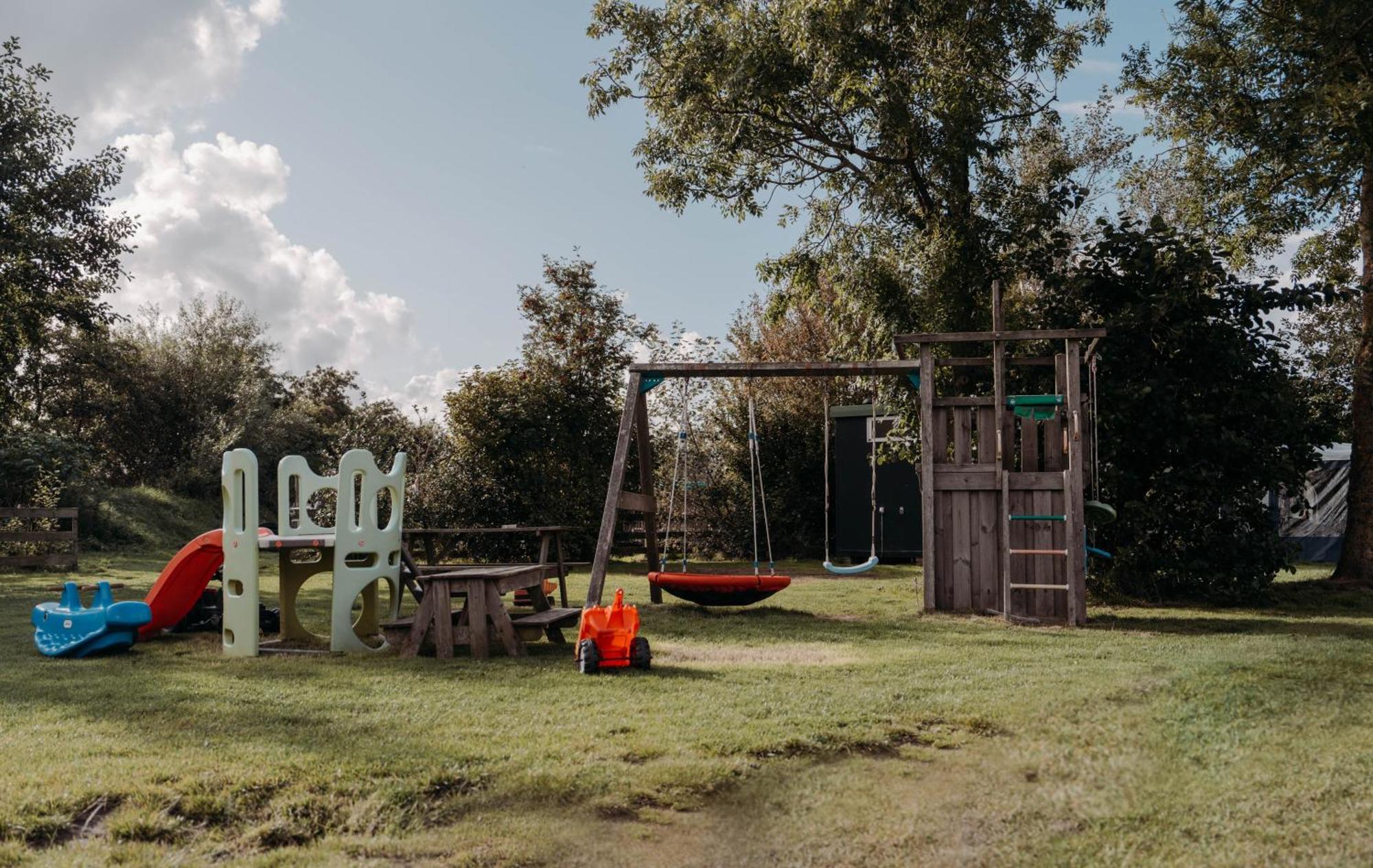 Camping De Tulpenweide Lege Kampeerplaats, Lege Plaats Op Het Gras Zonder Bed Breezand Extérieur photo