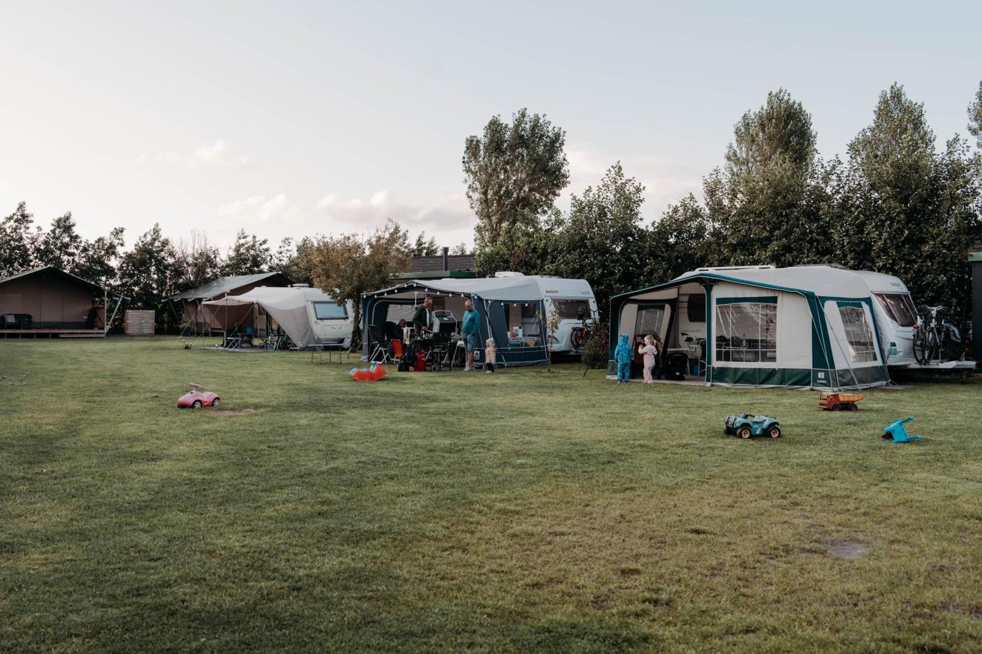 Camping De Tulpenweide Lege Kampeerplaats, Lege Plaats Op Het Gras Zonder Bed Breezand Extérieur photo