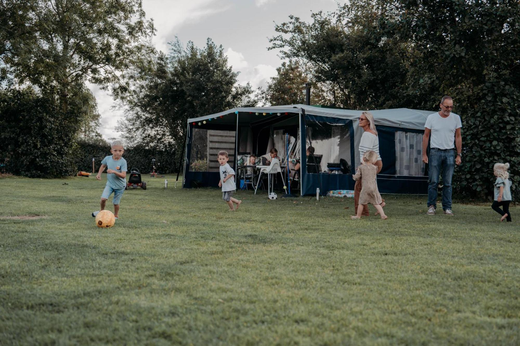 Camping De Tulpenweide Lege Kampeerplaats, Lege Plaats Op Het Gras Zonder Bed Breezand Extérieur photo