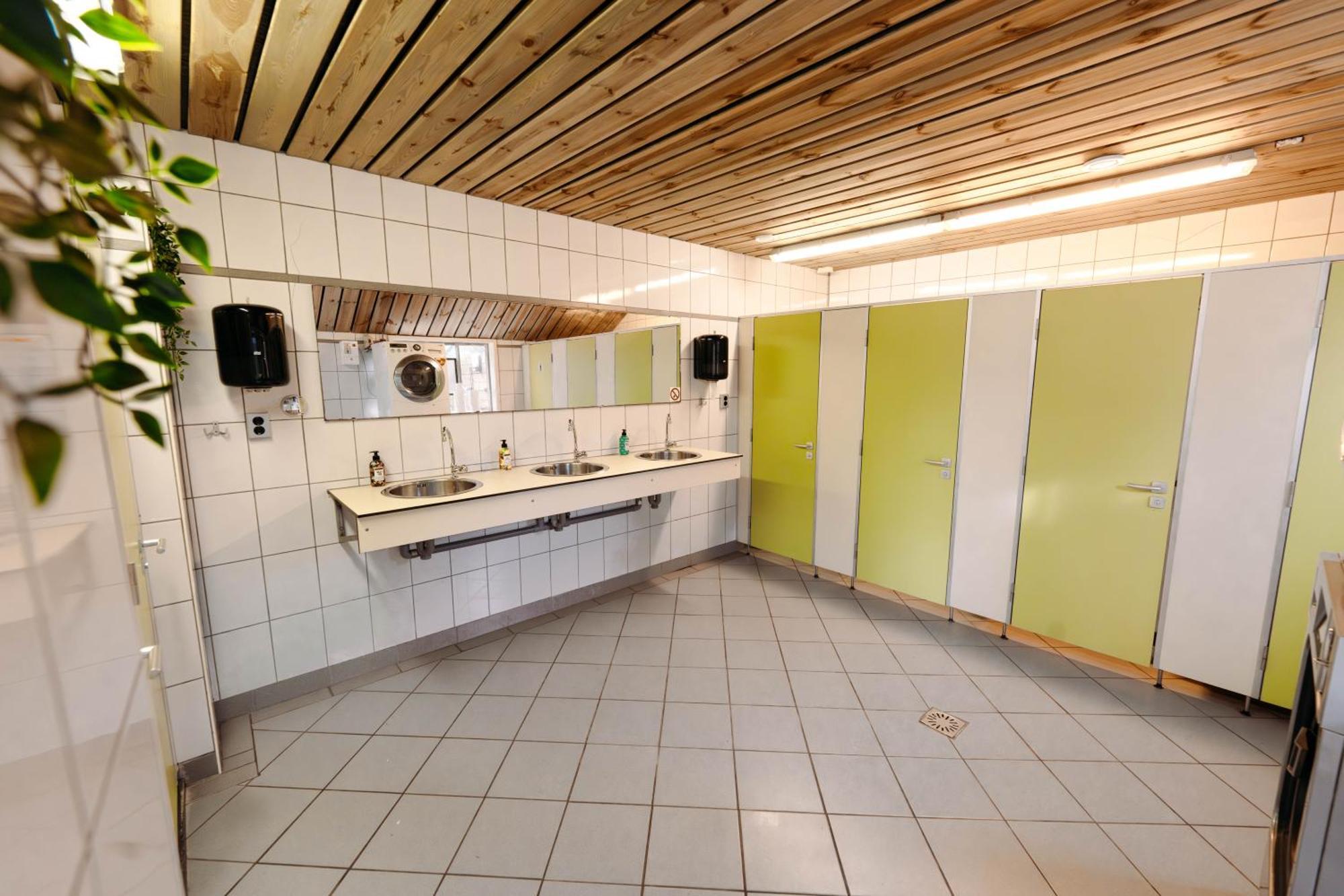 Camping De Tulpenweide Lege Kampeerplaats, Lege Plaats Op Het Gras Zonder Bed Breezand Chambre photo