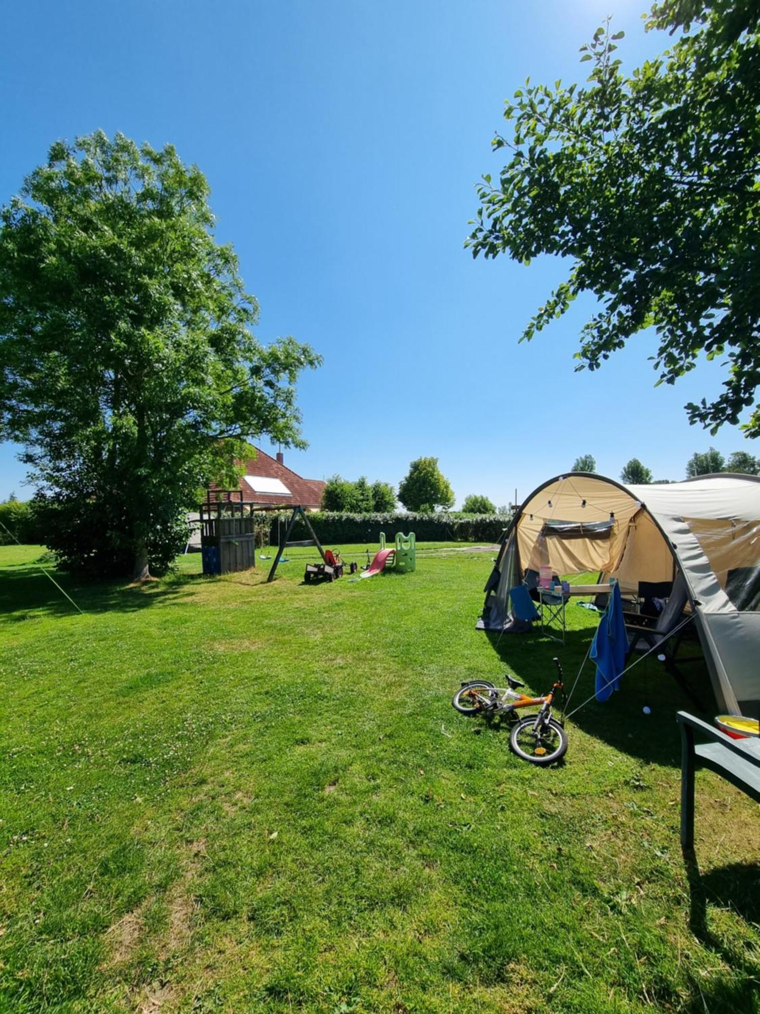 Camping De Tulpenweide Lege Kampeerplaats, Lege Plaats Op Het Gras Zonder Bed Breezand Chambre photo