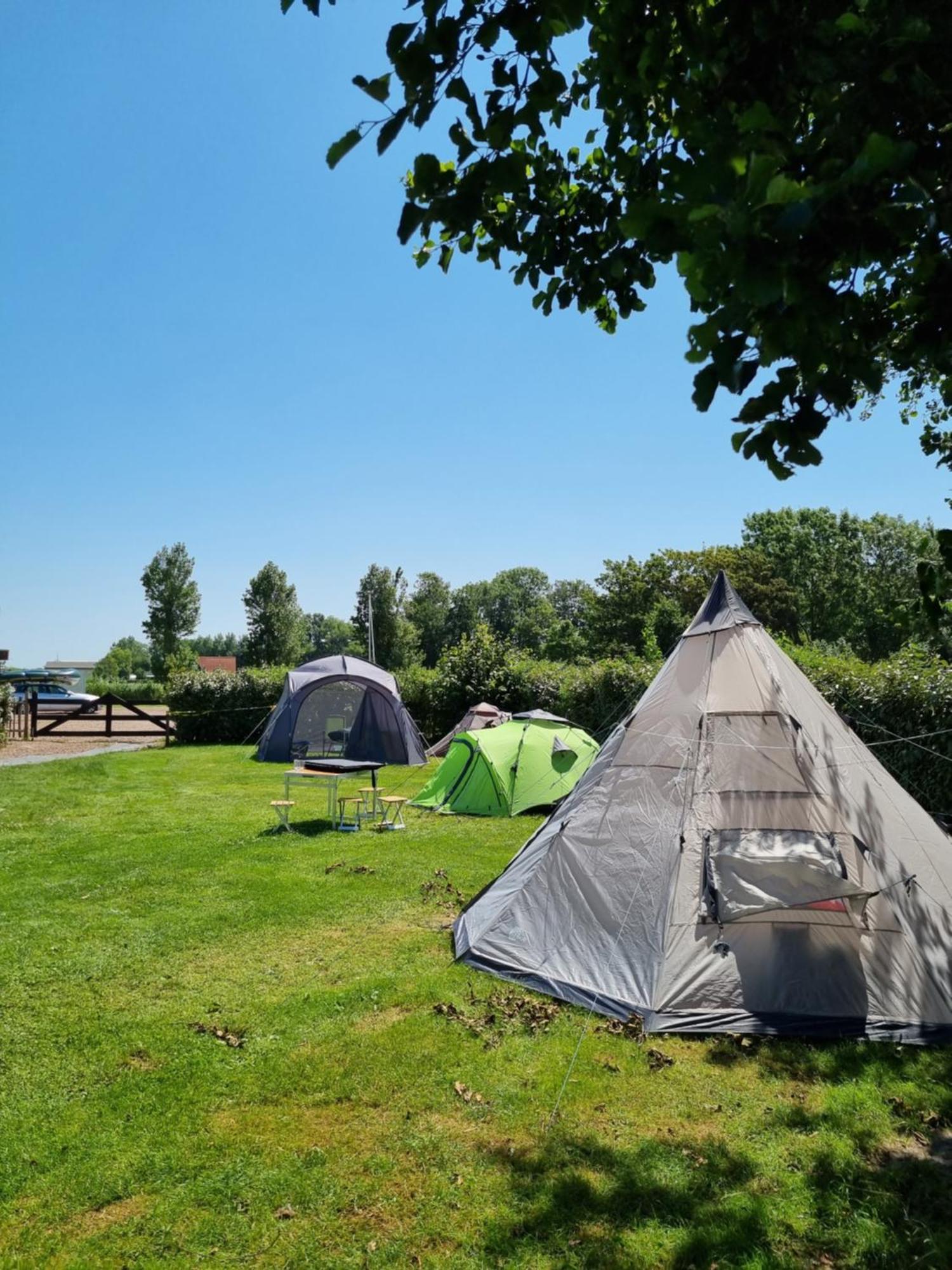 Camping De Tulpenweide Lege Kampeerplaats, Lege Plaats Op Het Gras Zonder Bed Breezand Chambre photo