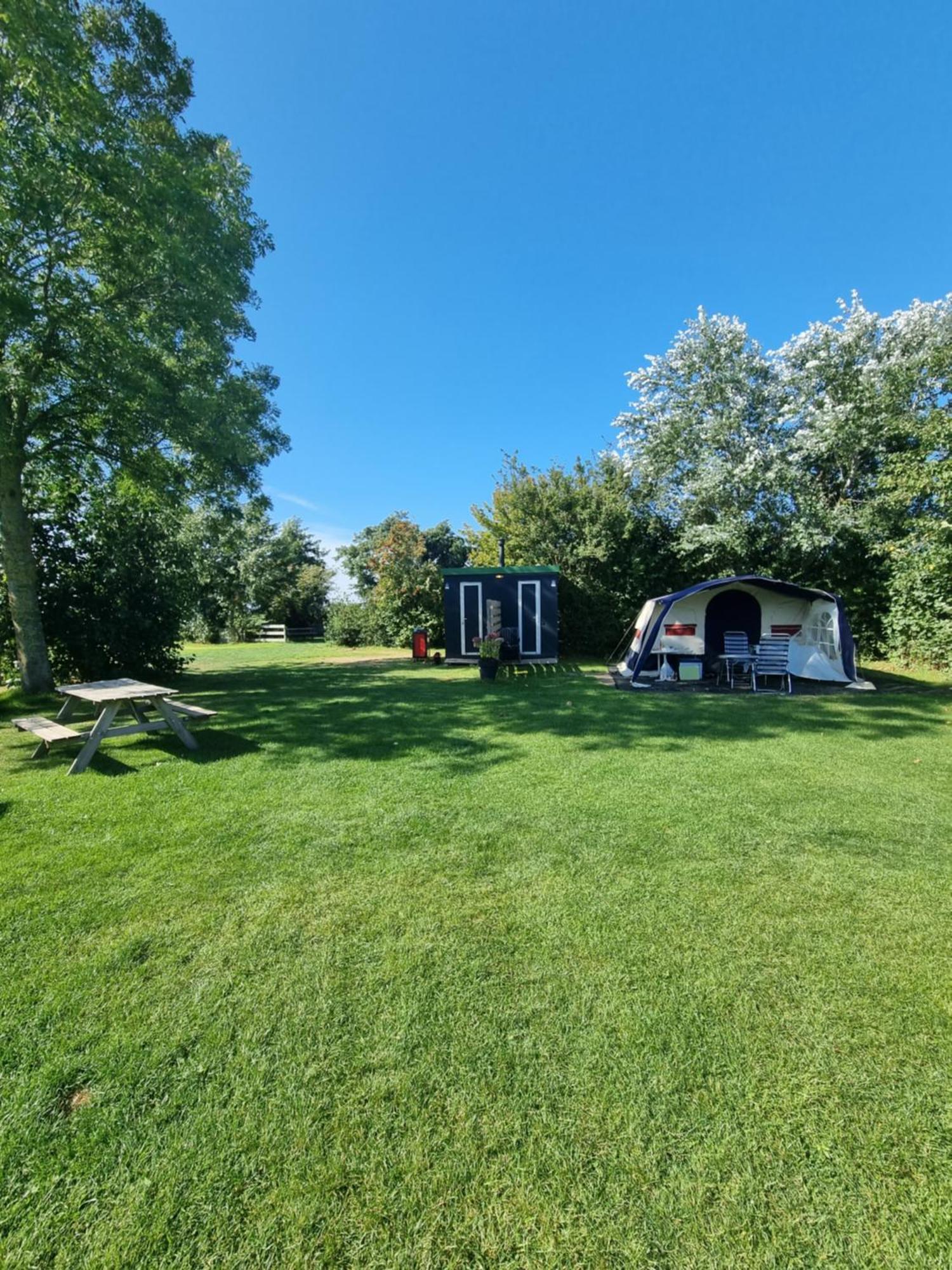 Camping De Tulpenweide Lege Kampeerplaats, Lege Plaats Op Het Gras Zonder Bed Breezand Chambre photo